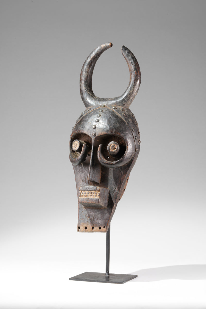 An atypical Grebo mask