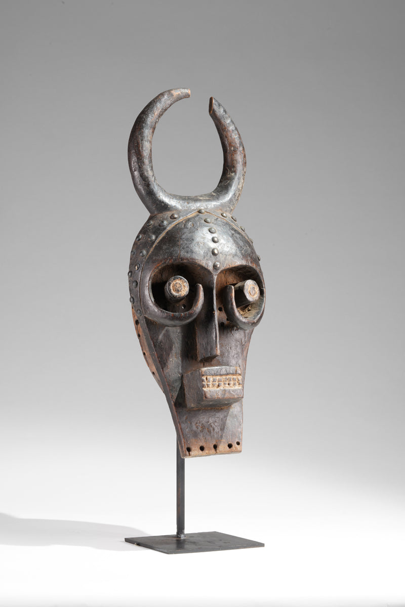 An atypical Grebo mask