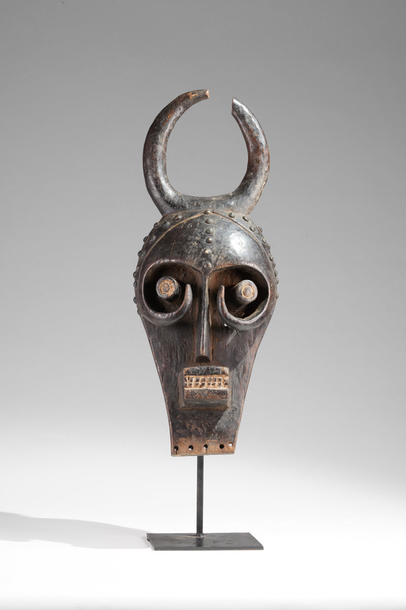 An atypical Grebo mask
