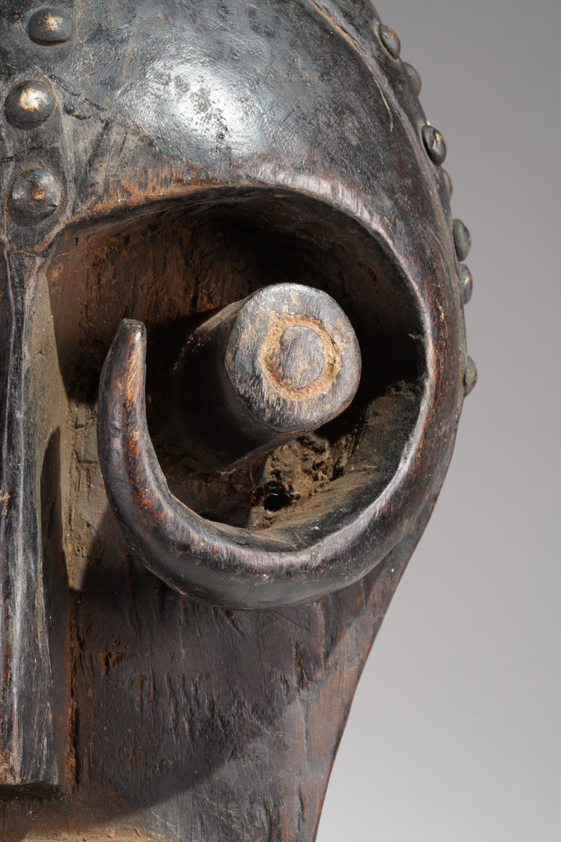 An atypical Grebo mask