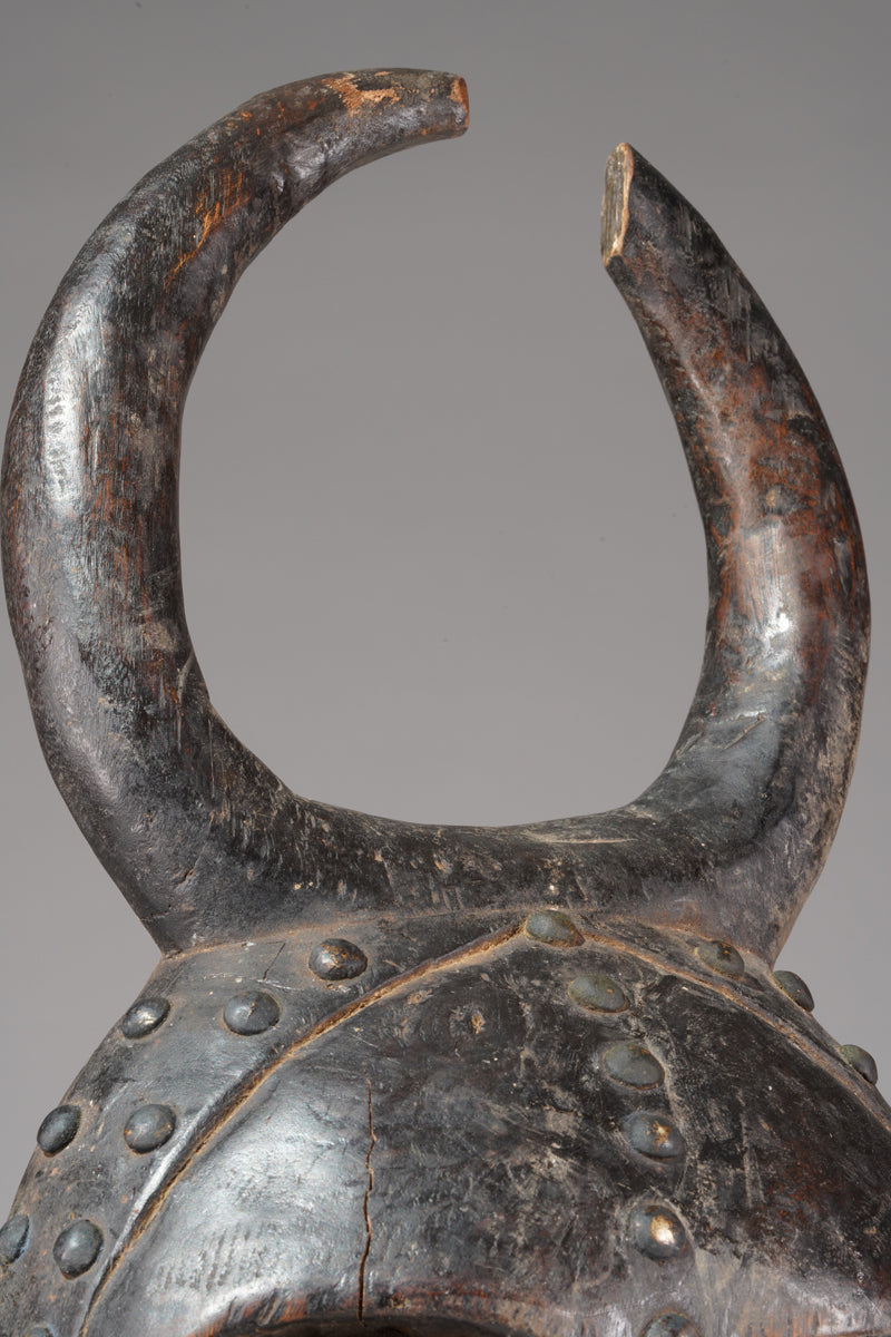 An atypical Grebo mask