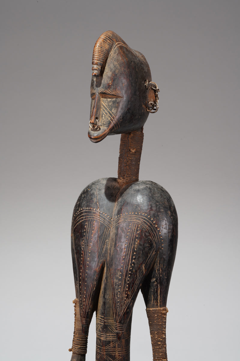 A female Jonka sculpture