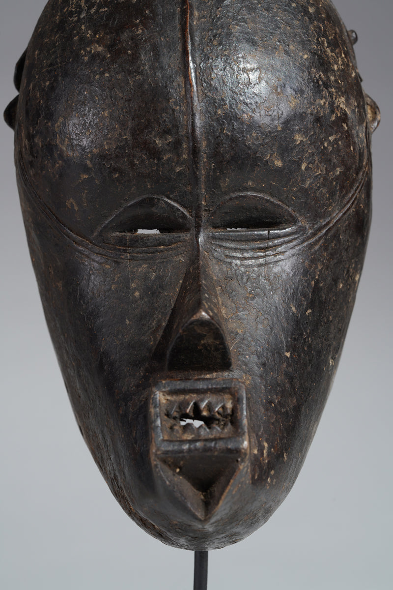 An imposant Beté mask