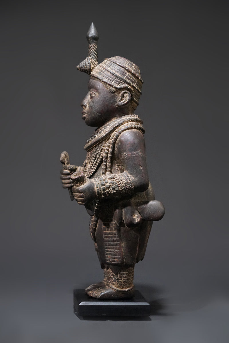 A bronze sculpture of an Ooni (Oba)