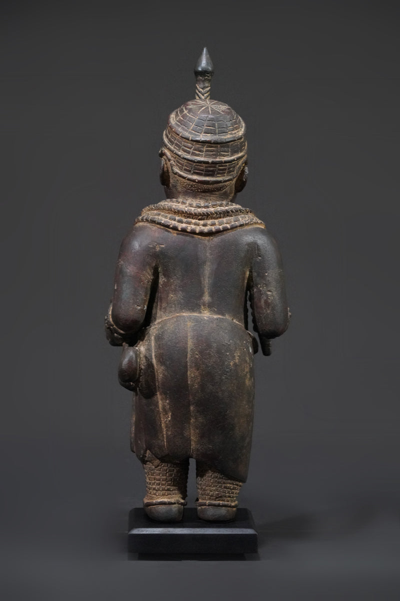 A bronze sculpture of an Ooni (Oba)