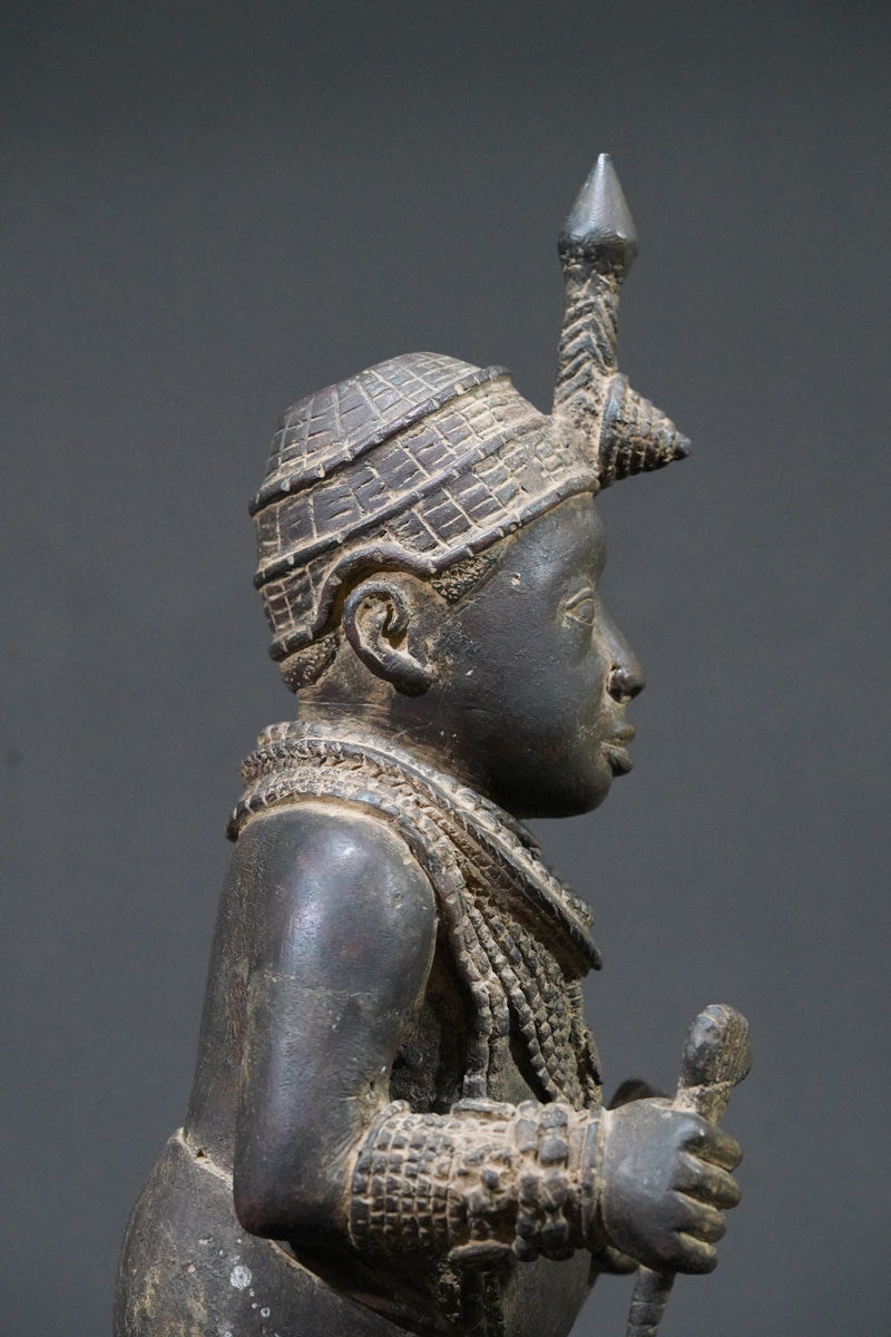 A bronze sculpture of an Ooni (Oba)