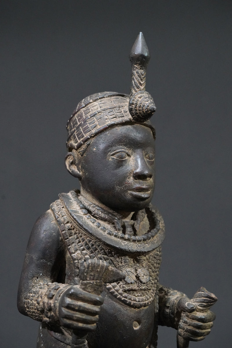 A bronze sculpture of an Ooni (Oba)