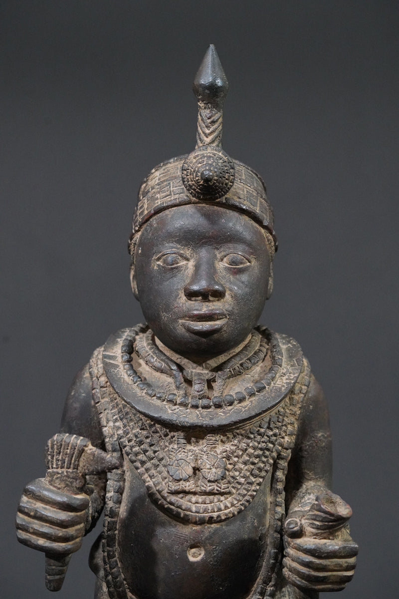 A bronze sculpture of an Ooni (Oba)