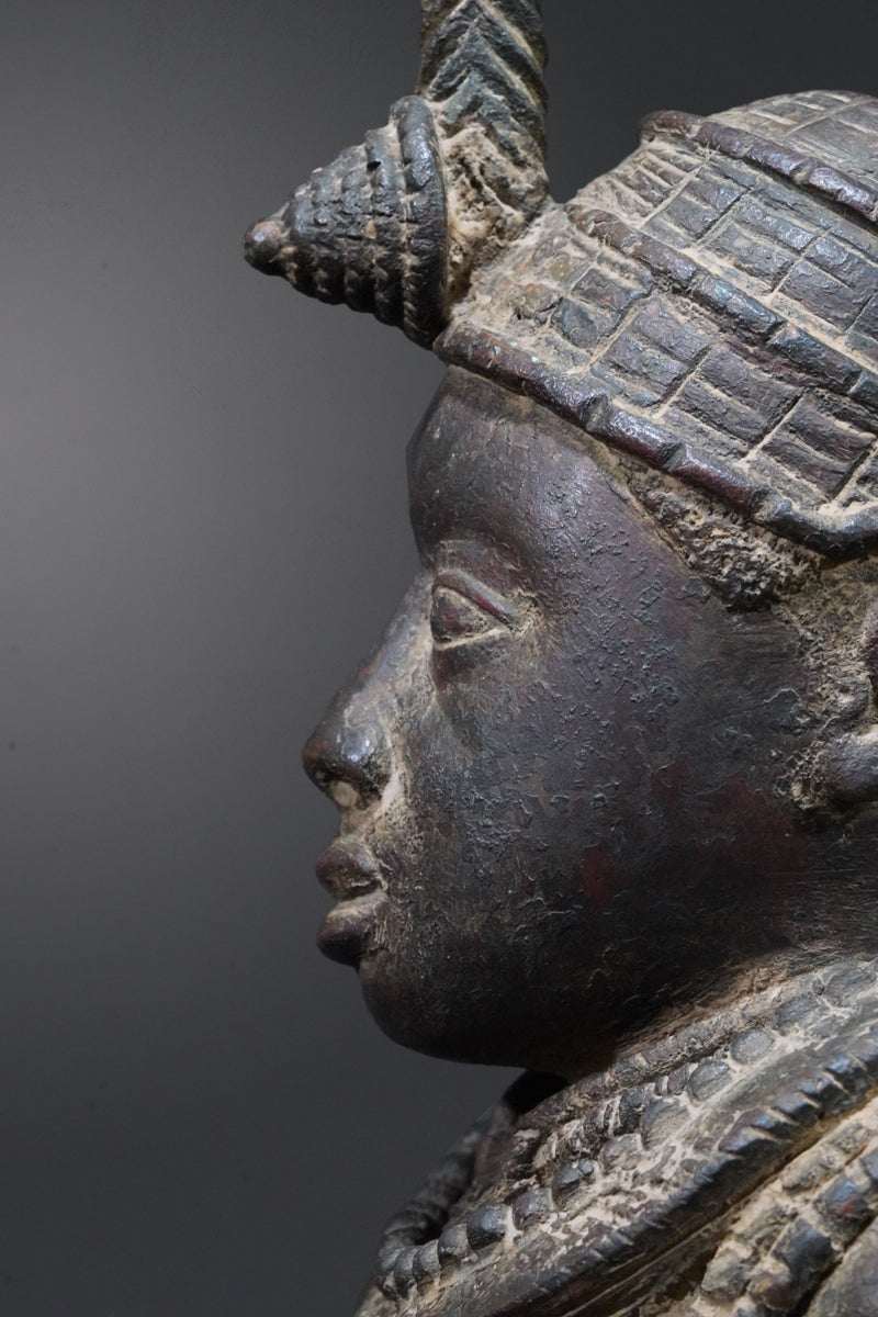 A bronze sculpture of an Ooni (Oba)