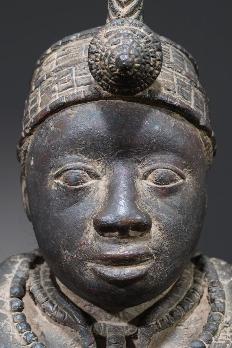 A bronze sculpture of an Ooni (Oba)
