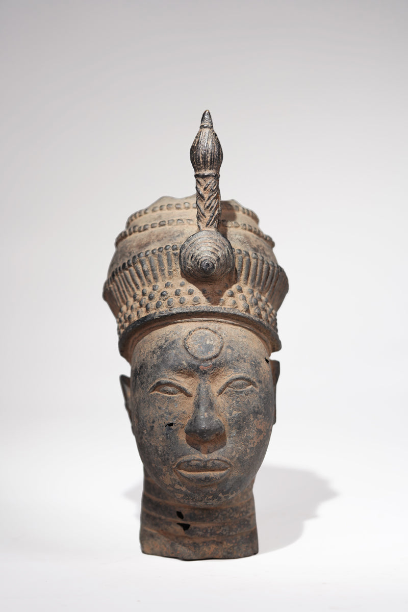 A crowned head of Lajuwa in the Ife style