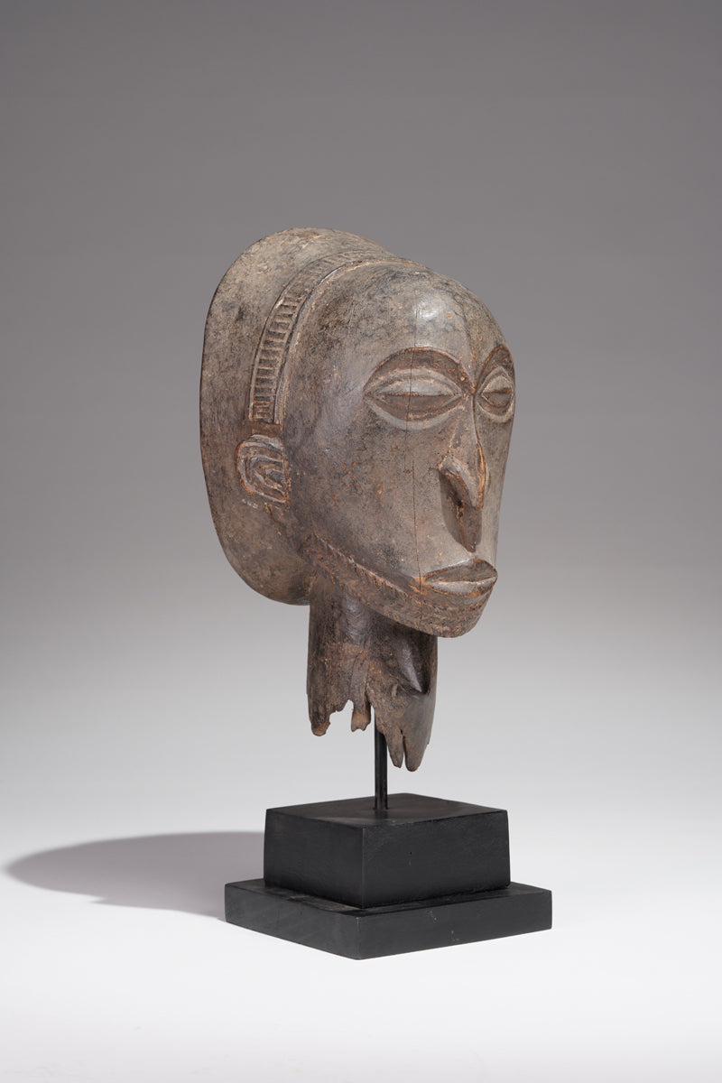 A fragmented Hemba head