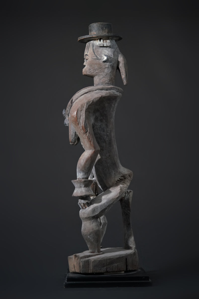 A female Urhobo statue
