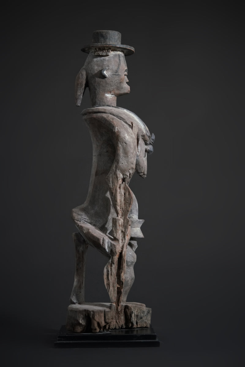 A female Urhobo statue