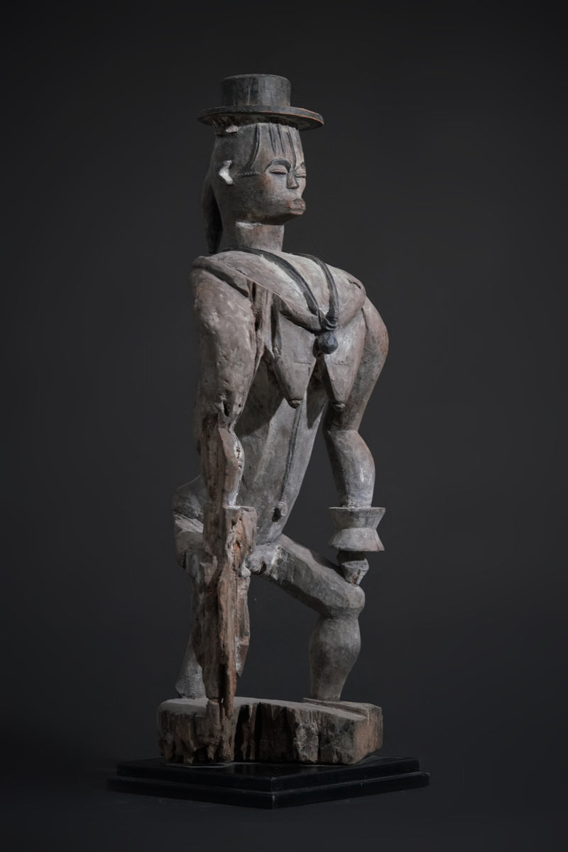 A female Urhobo statue