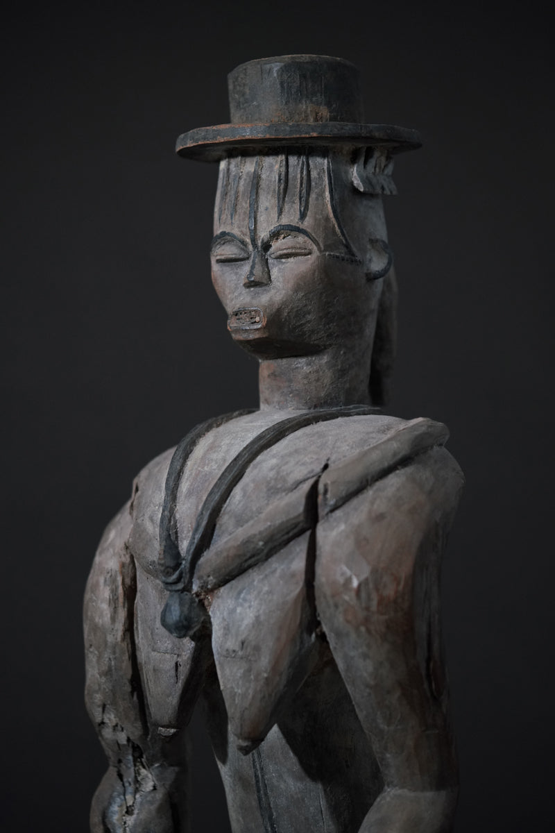 A female Urhobo statue