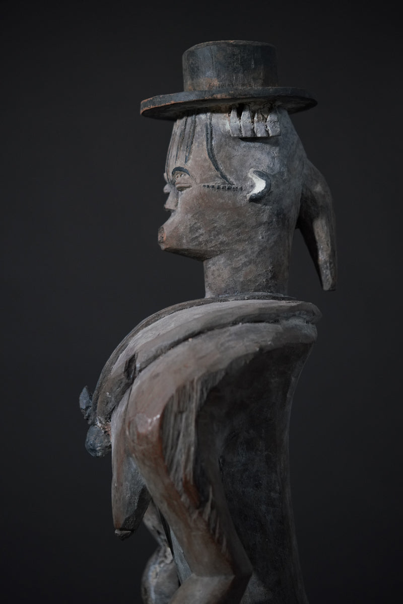 A female Urhobo statue