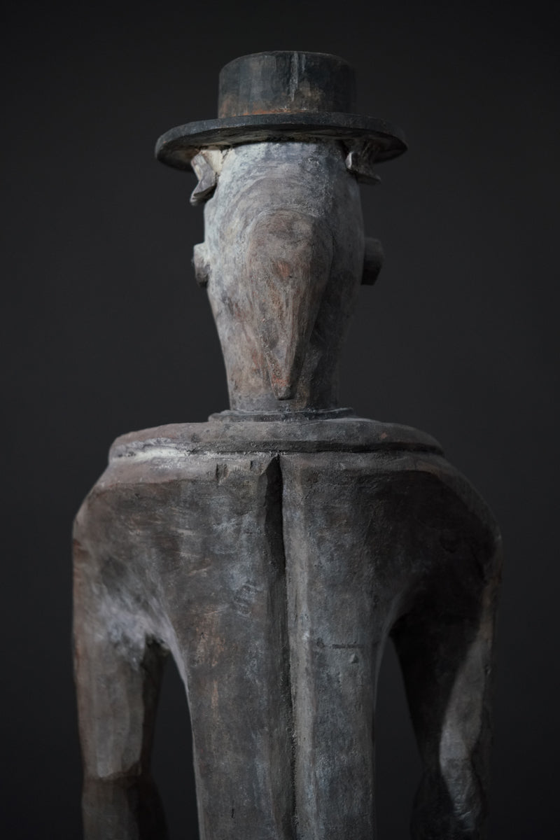 A female Urhobo statue