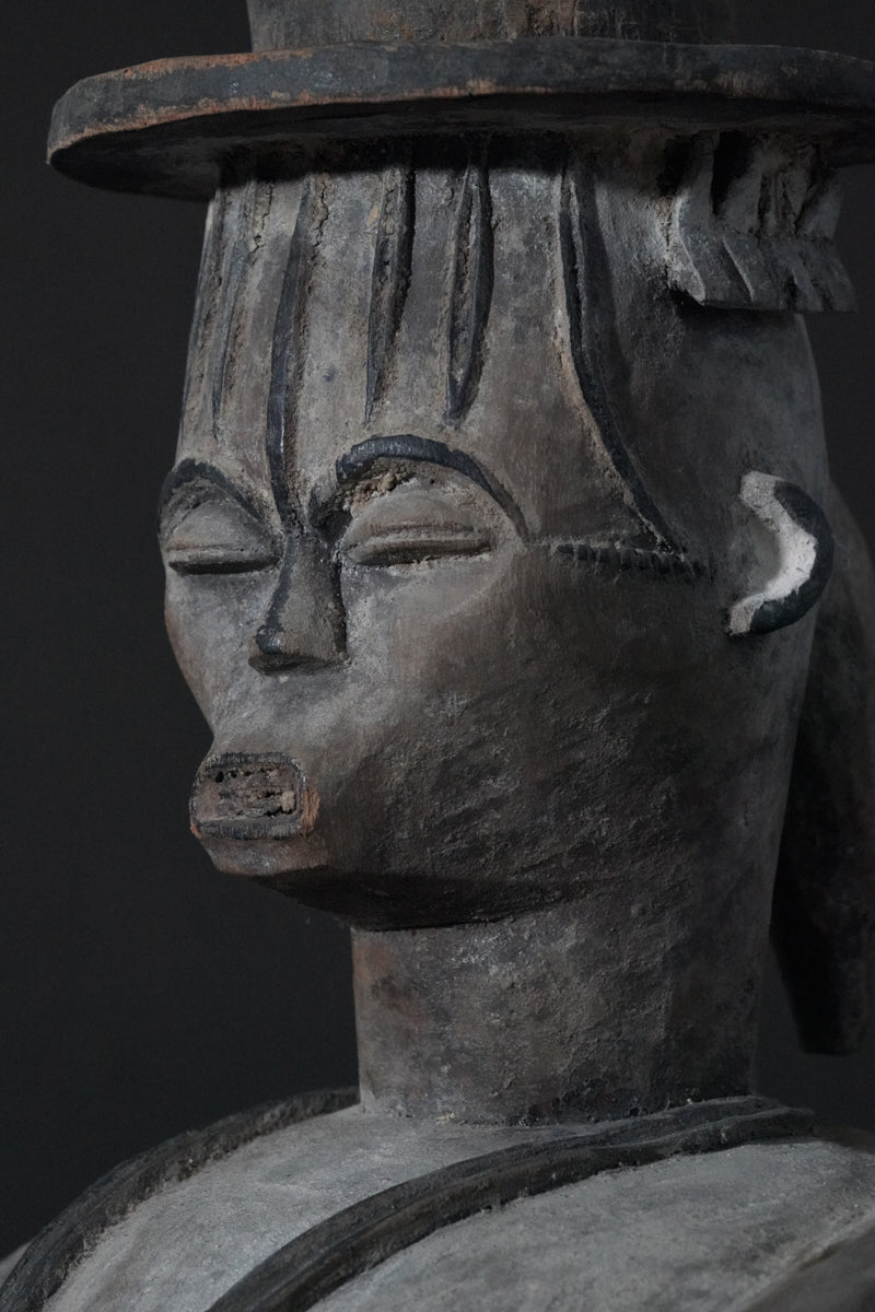 A female Urhobo statue