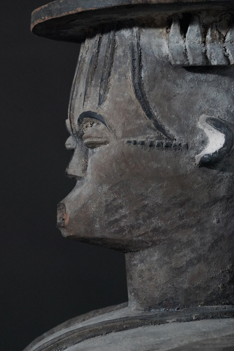 A female Urhobo statue