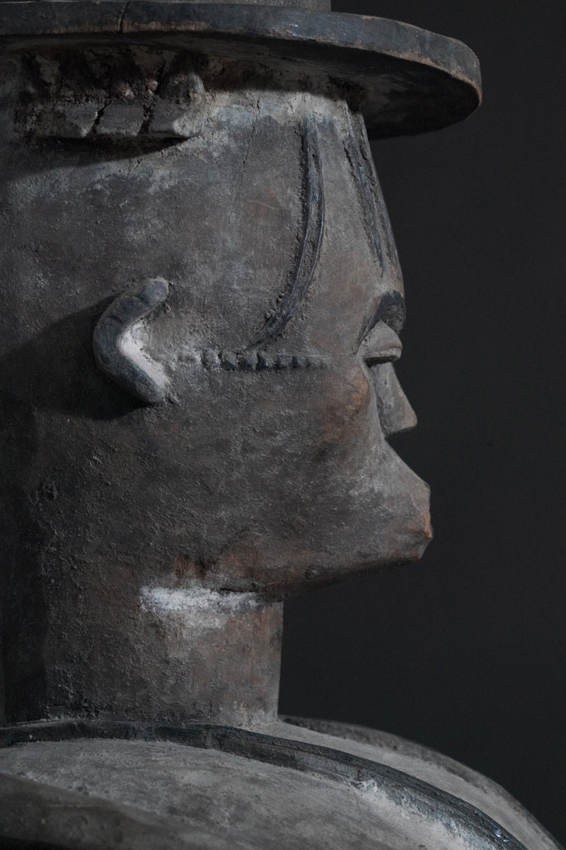 A female Urhobo statue