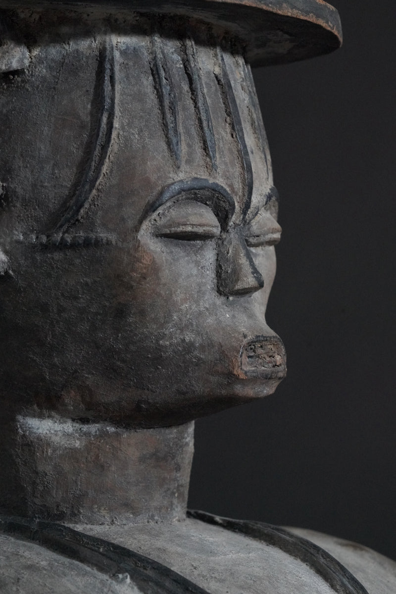 A female Urhobo statue