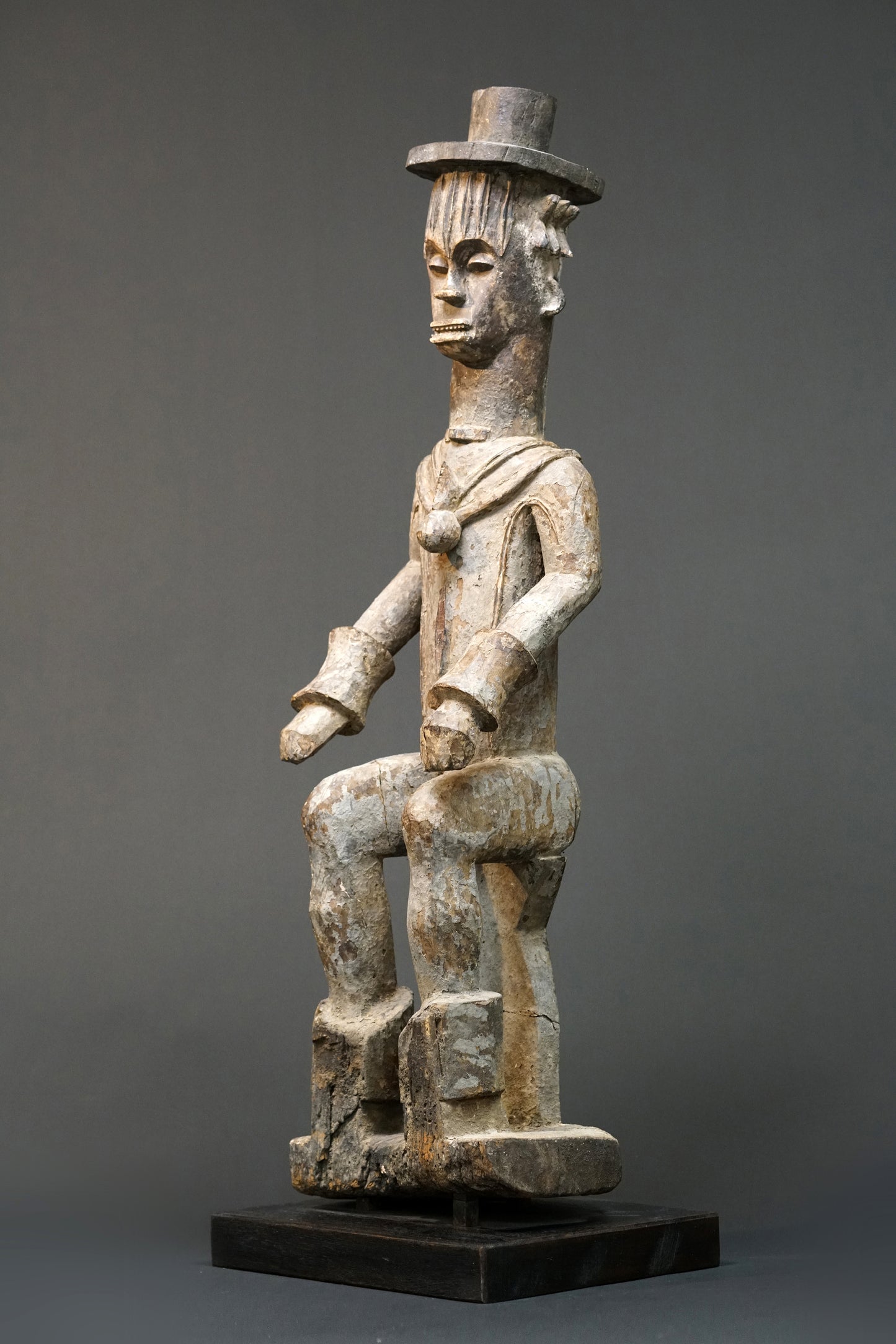 A male Urhobo statue