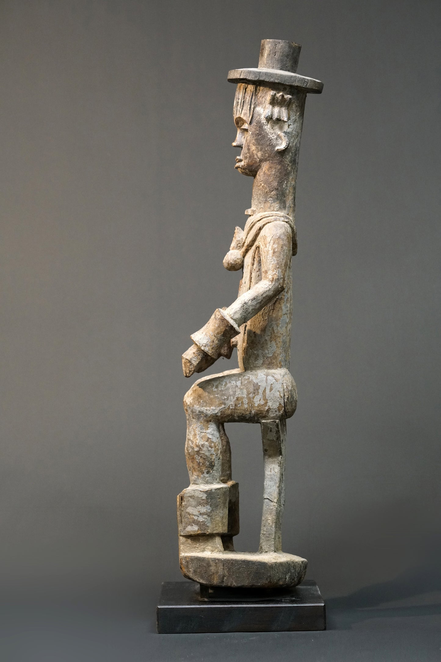A male Urhobo statue