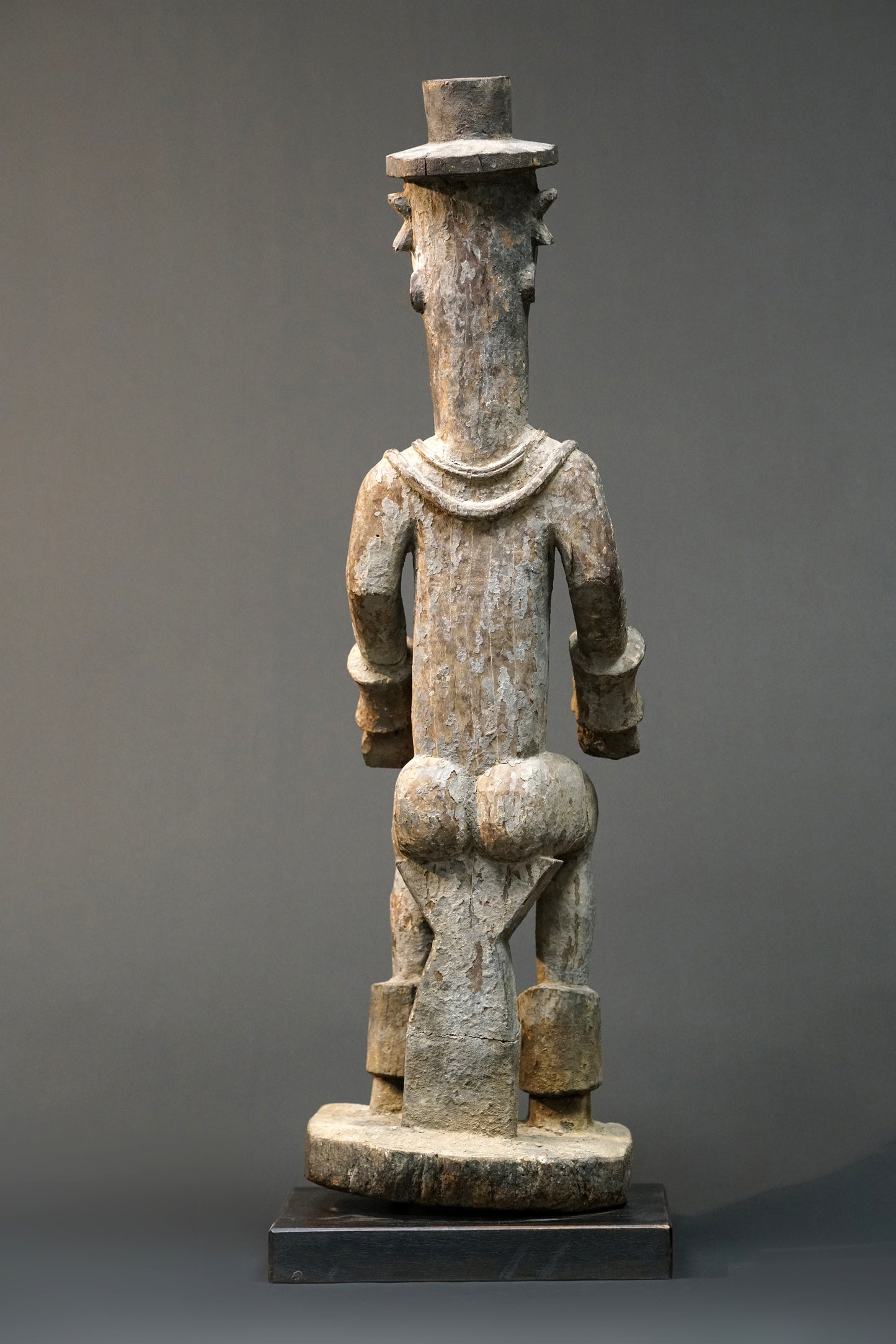 A male Urhobo statue