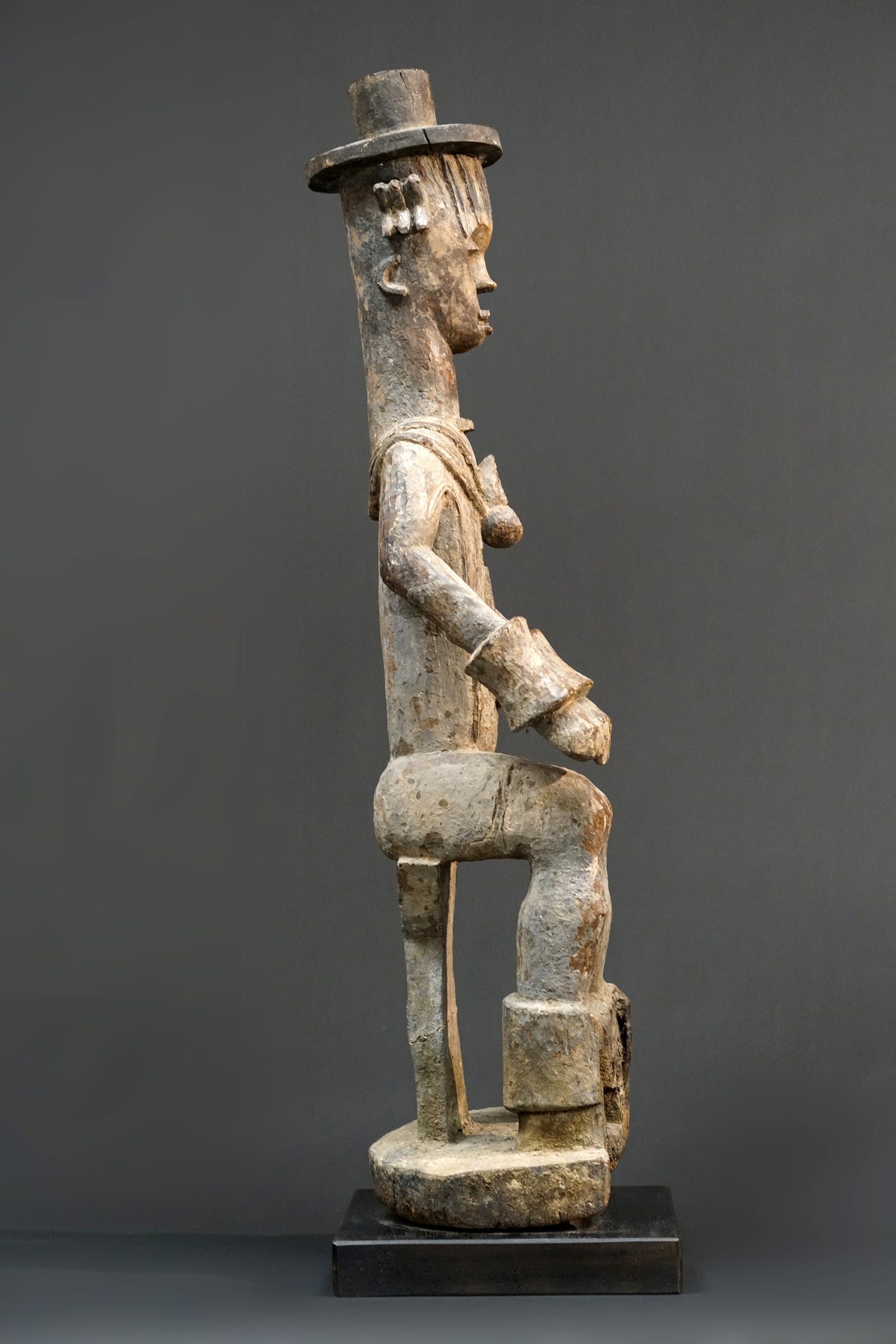 A male Urhobo statue