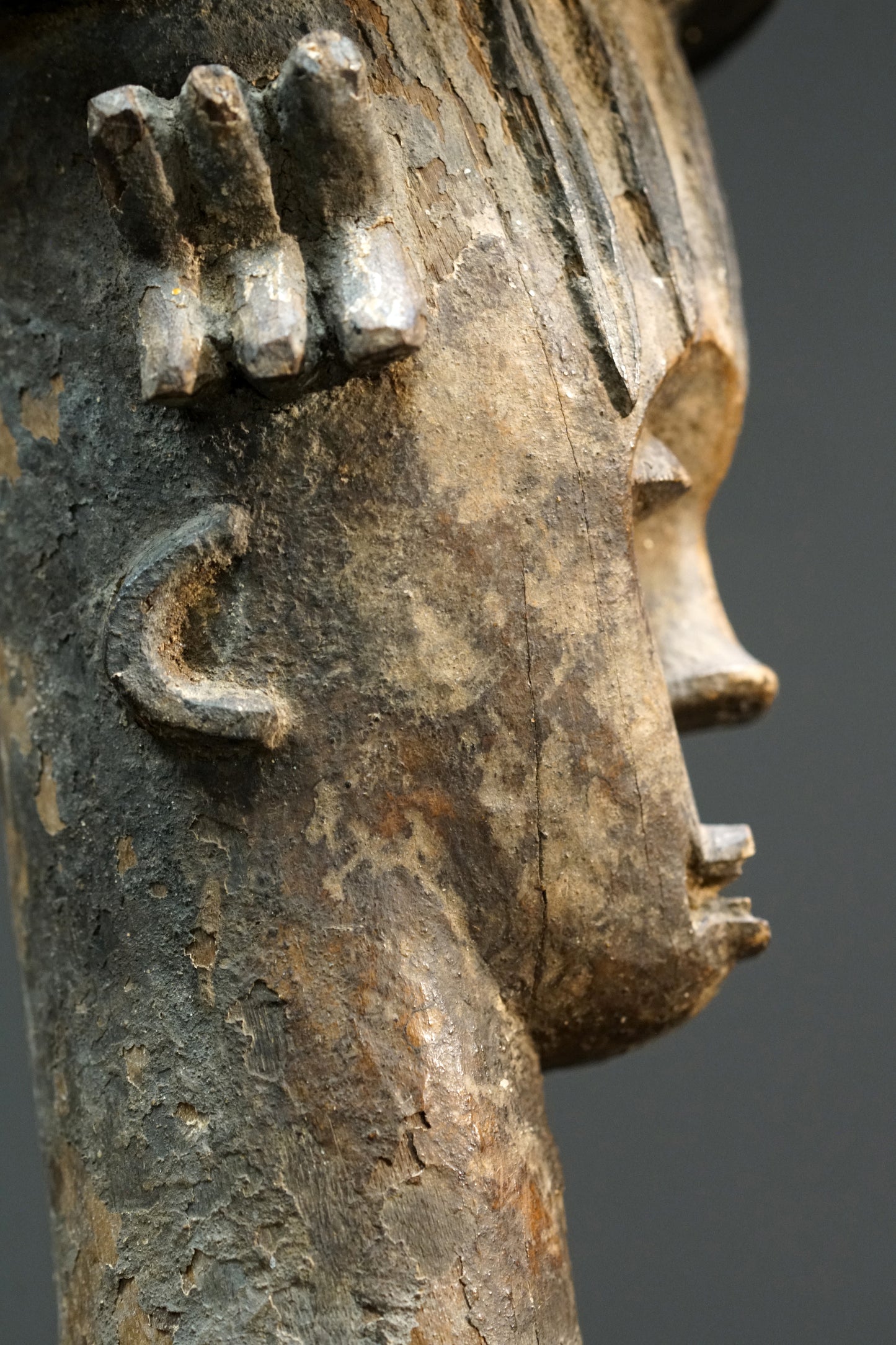 A male Urhobo statue