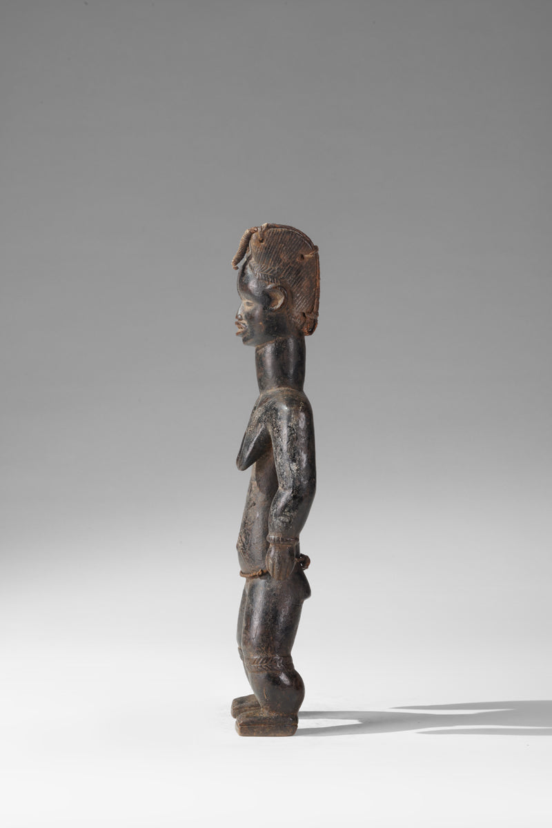 A female Dan Yacuba sculpture