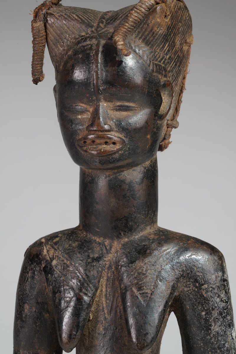 A female Dan Yacuba sculpture