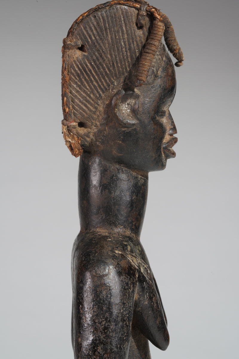 A female Dan Yacuba sculpture