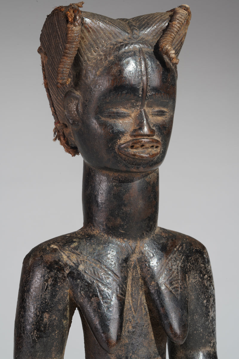 A female Dan Yacuba sculpture