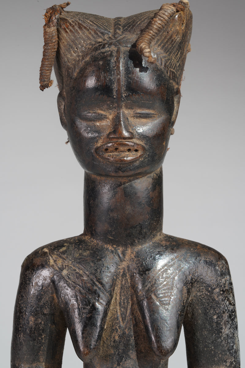 A female Dan Yacuba sculpture