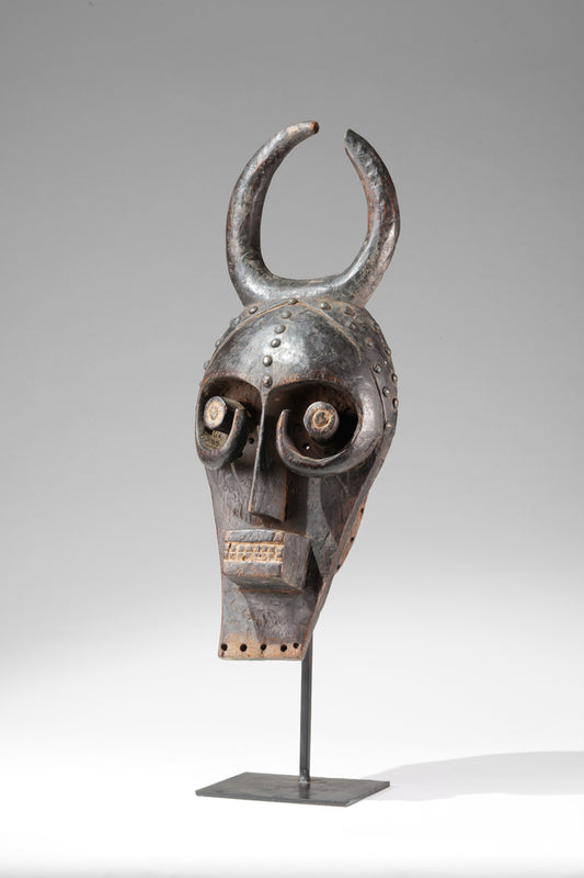An atypical Grebo mask