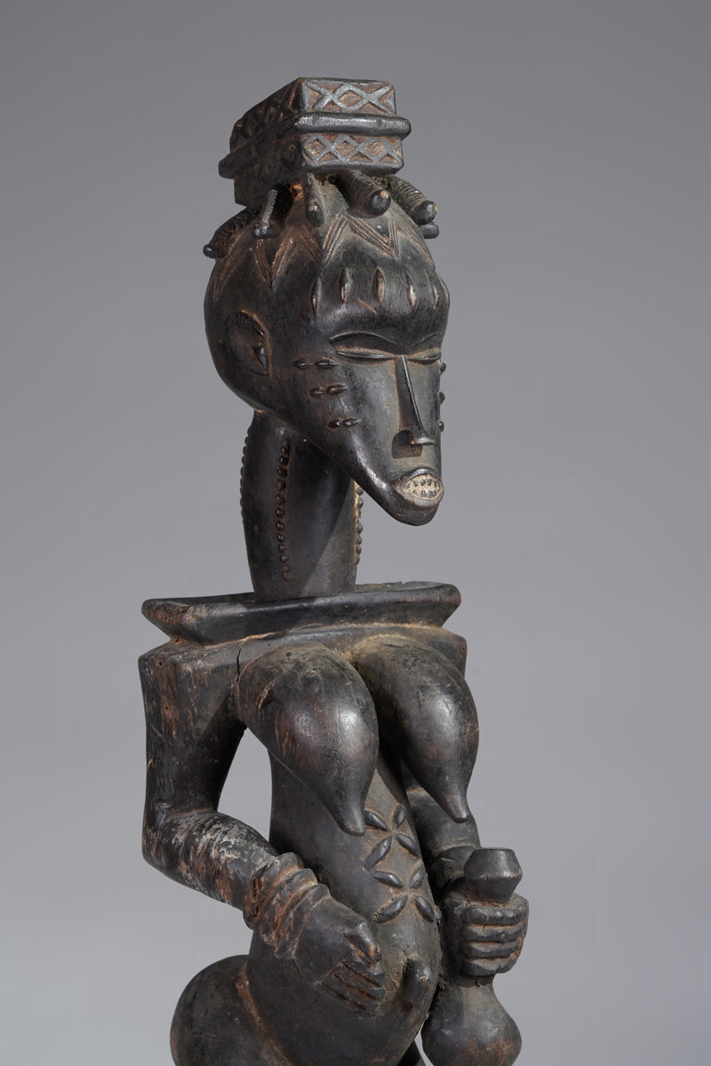 A female Guro sculpture