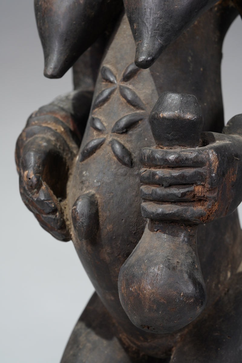 A female Guro sculpture
