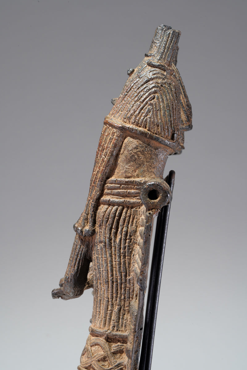 A bronze plate- Ama – Galerie Wolfgang Jaenicke