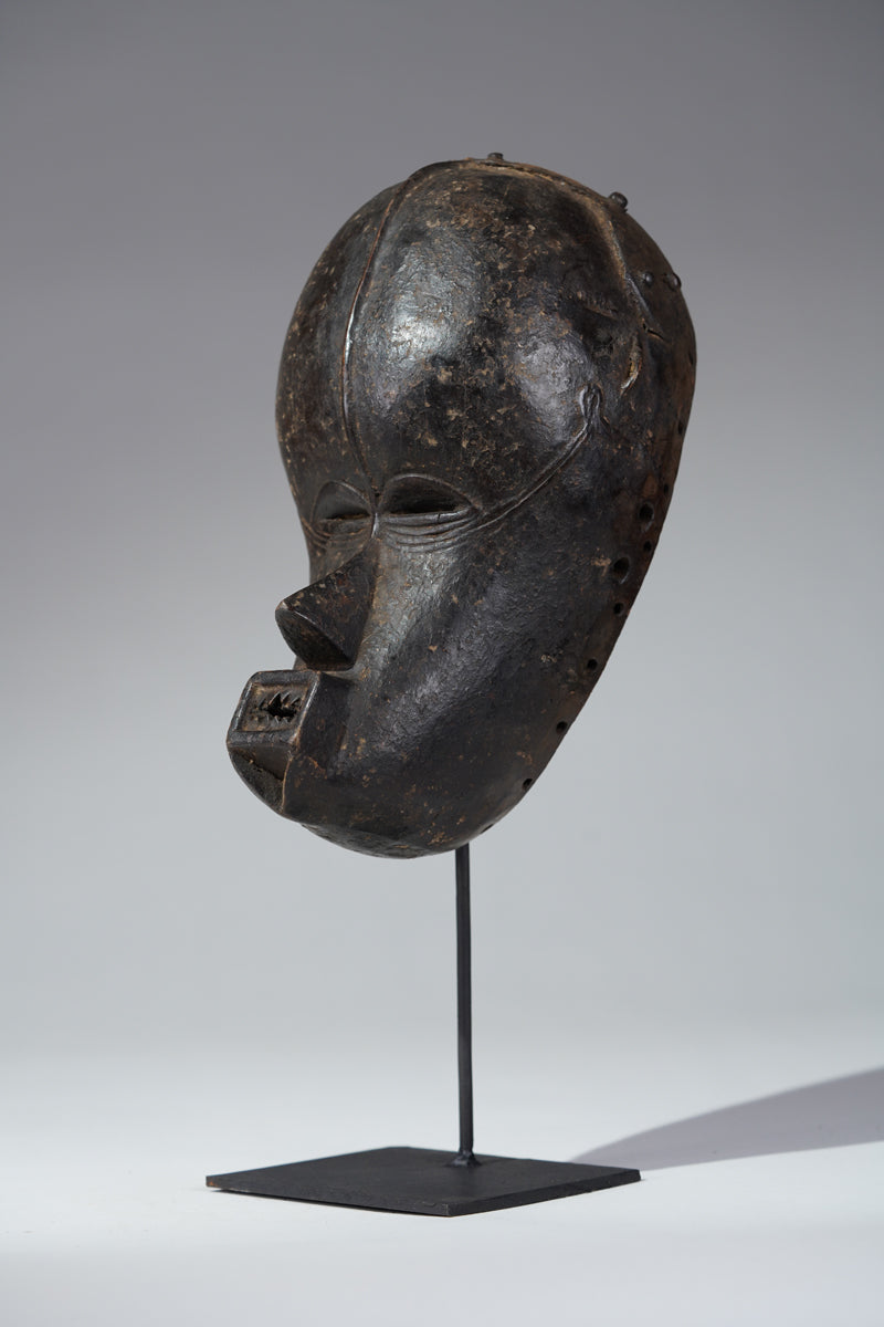 An imposant Beté mask