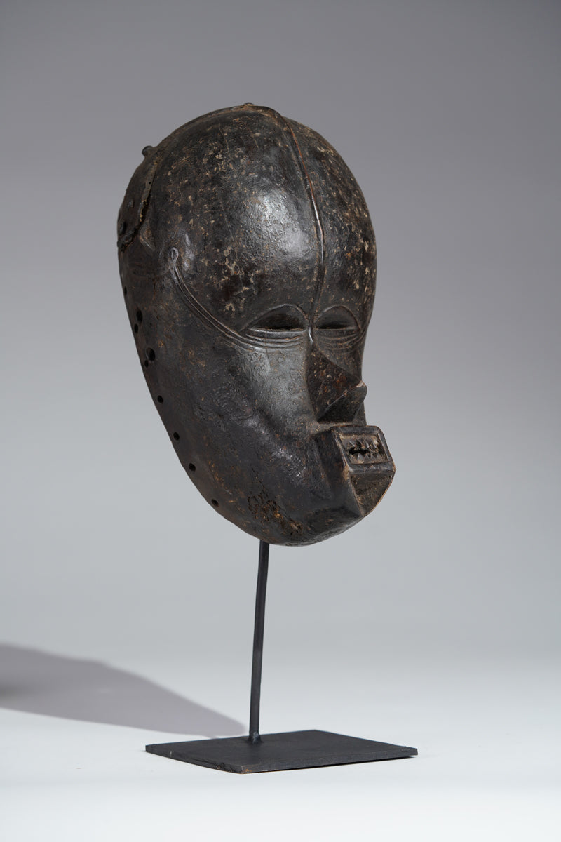 An imposant Beté mask