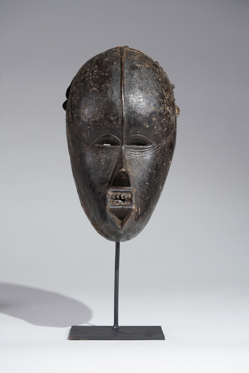 An imposant Beté mask