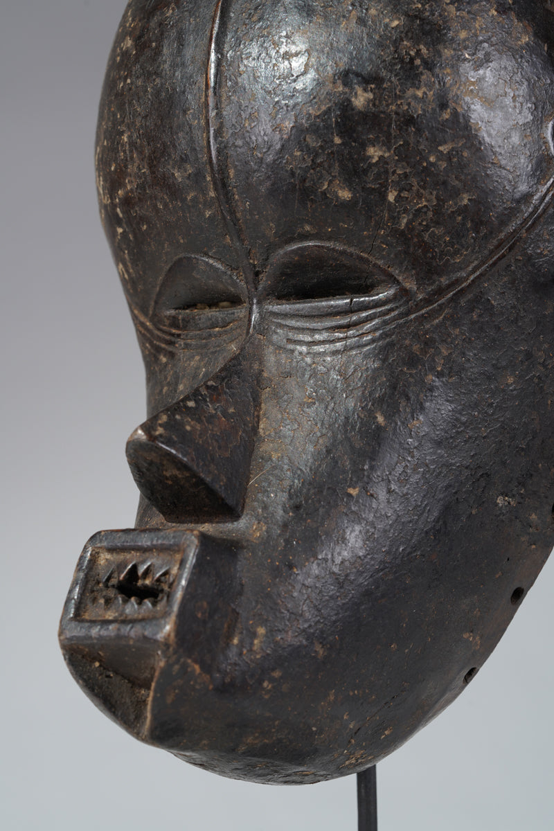 An imposant Beté mask
