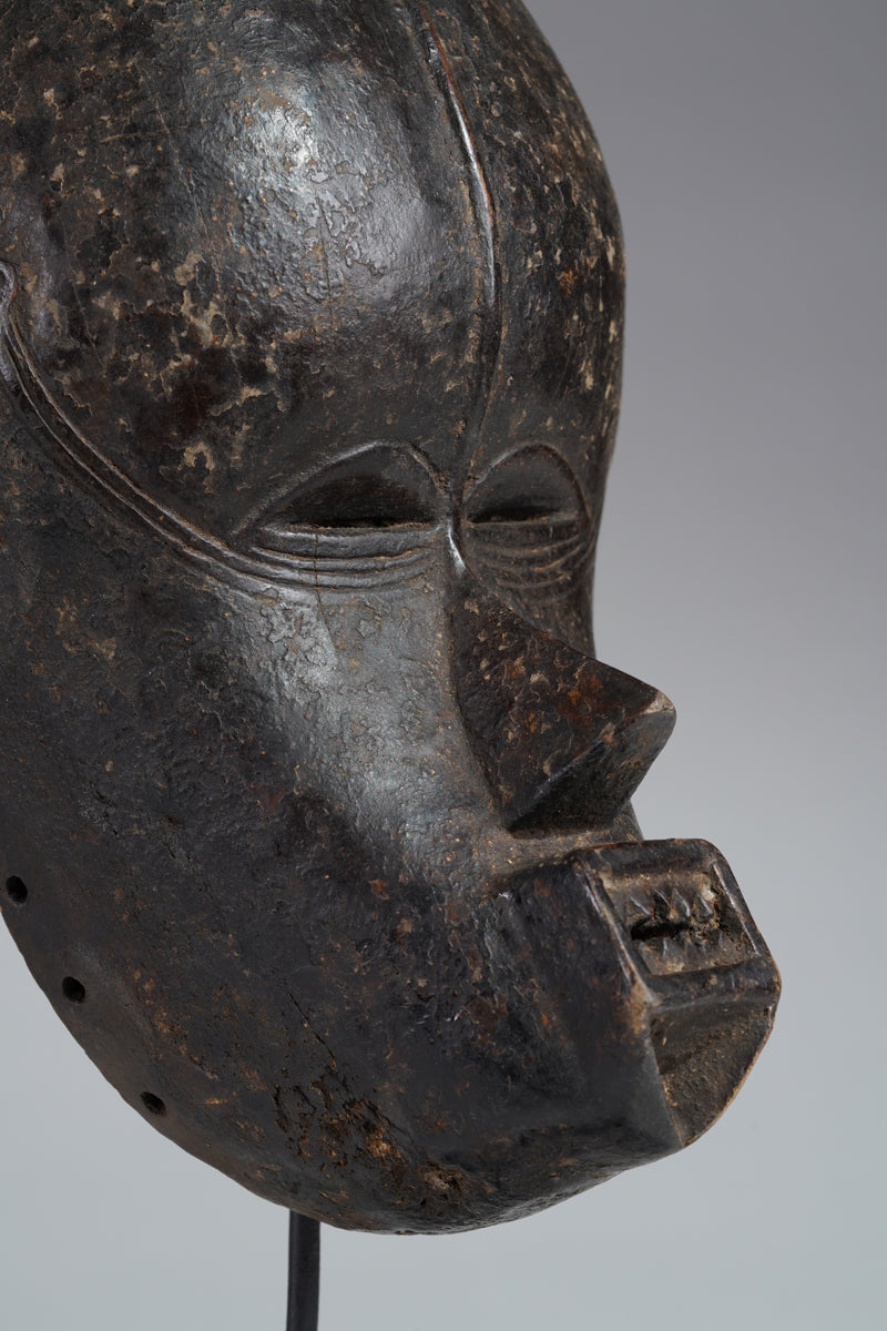 An imposant Beté mask