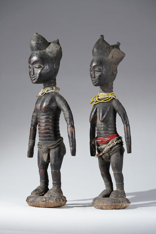 An Attié statue couple