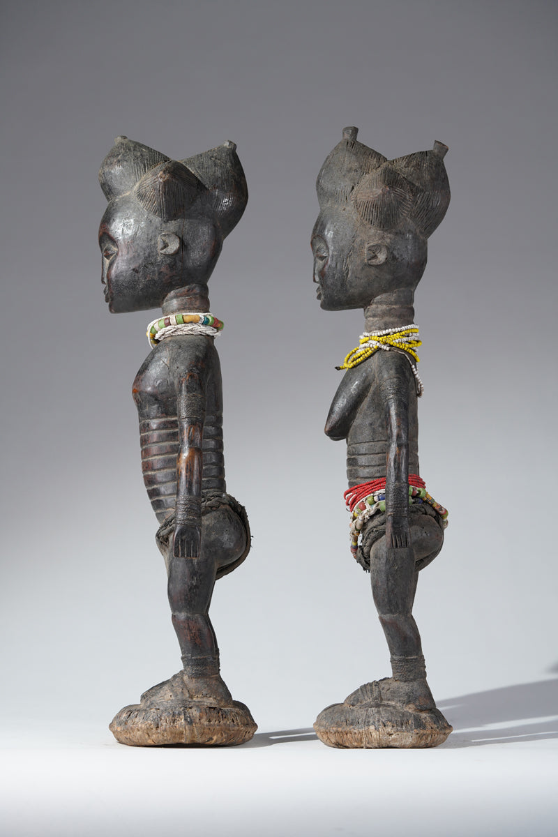 An Attié statue couple