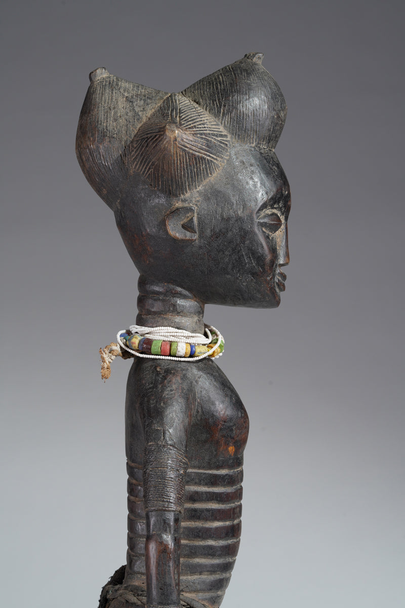 An Attié statue couple