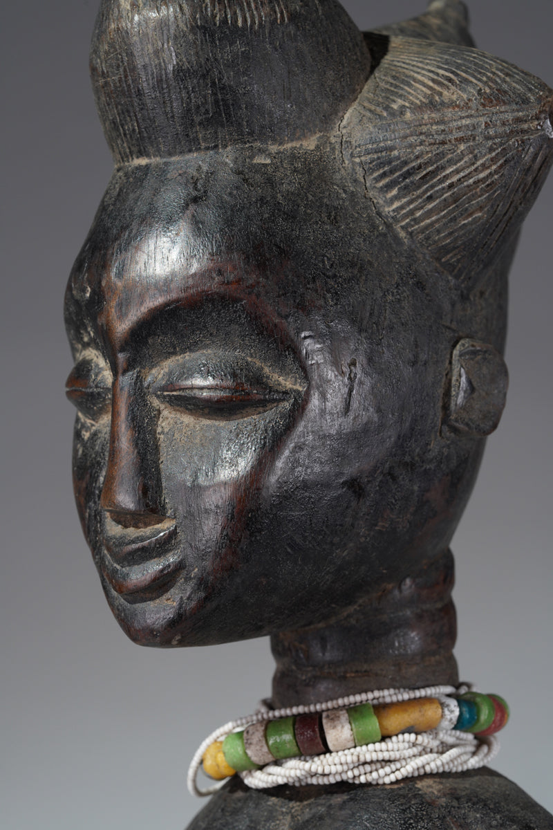 An Attié statue couple