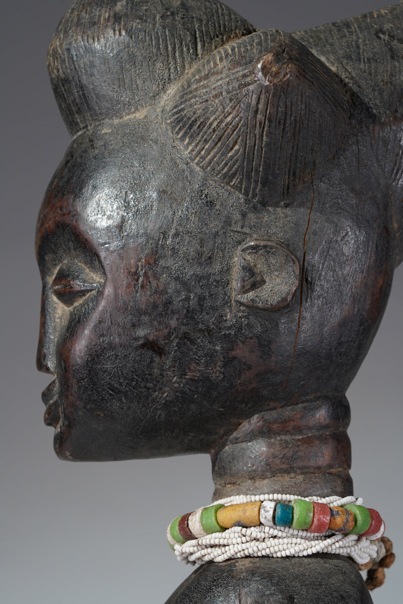 An Attié statue couple